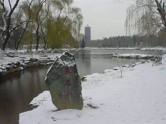 未名湖被未名北路和未名南路合抱,沿北路东去,漫步湖边,可以体验到