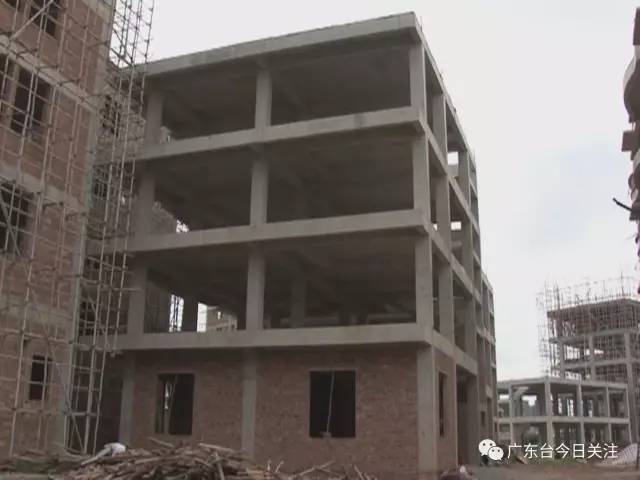 陈先生说,建一栋楼不容易,现在房子建到一半出现这样的状况,他都不敢