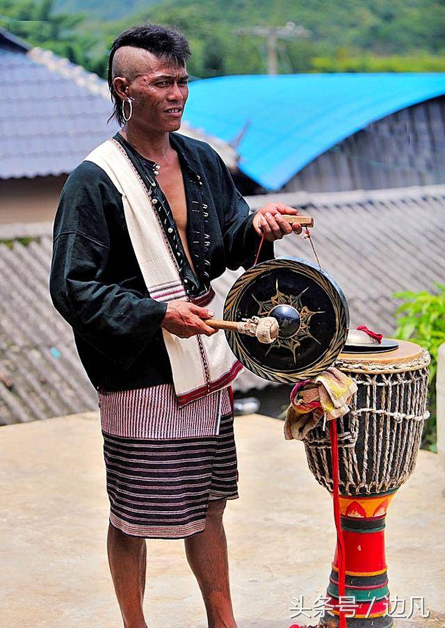 通常佤族男子所穿的"代",上面都织有许多他们认为最吉祥的象征物,织上