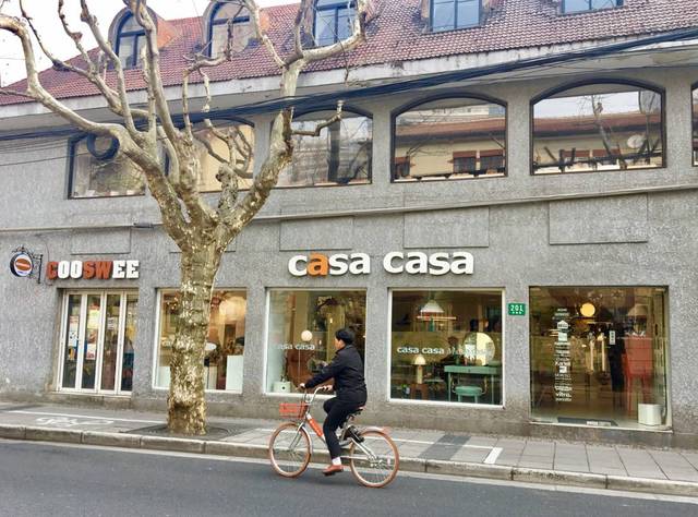 在意大利语中,casa是"家"的意思,位于安福路的casa casa便是想传递一