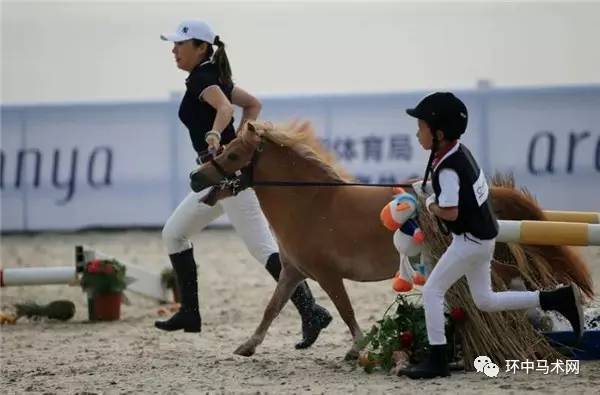 【赛事】妙趣横生的pony马牵行赛 阿那亚杯马术超级大奖赛爱奇艺杯