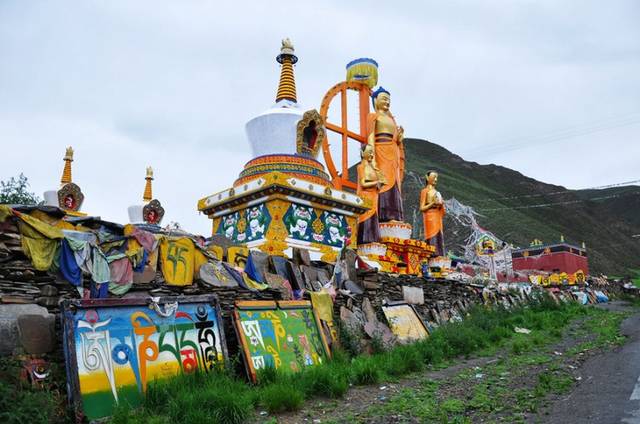 钟爱于神秘的事物和刺激好玩的旅行,玉树就有许多的旅游景点,结古寺