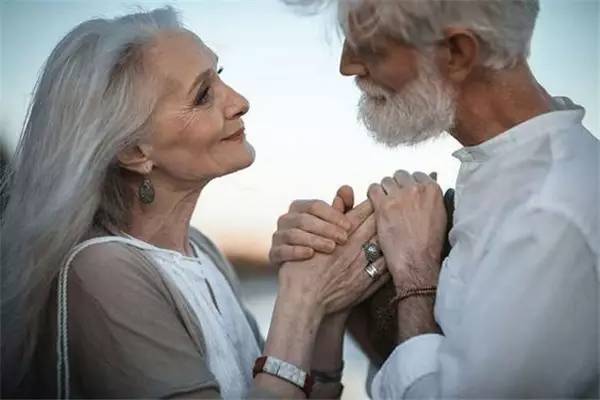 照片中,是一对白发苍苍的老夫妻 即便已经满脸皱纹 但他们一笑一颦一