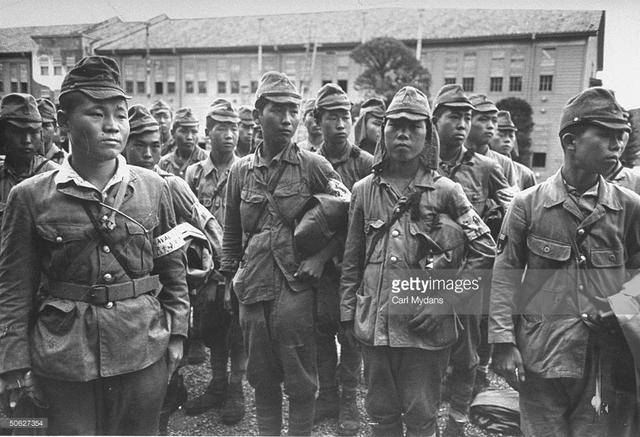 图为在日本栗园海军基地,投降的日本海军士兵.