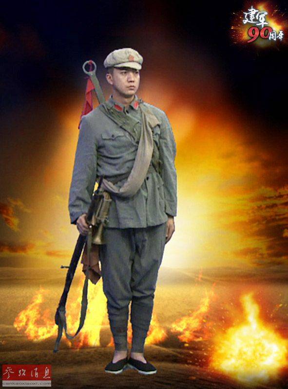 土地革命战争时期,红军战士头戴红星八角帽,身背大刀.