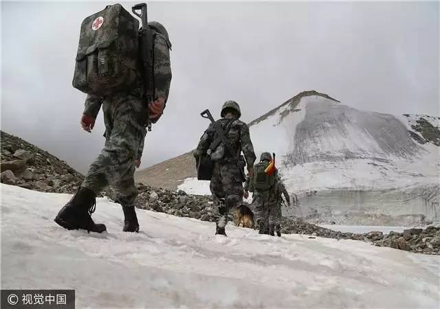 西藏阿里:扎西岗边防连官兵八月踏雪巡逻