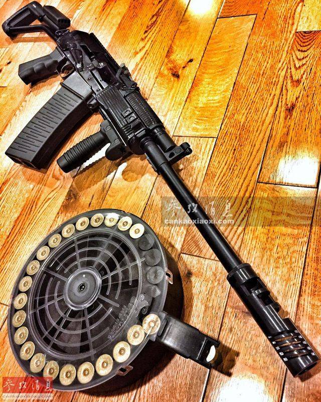 俄罗斯伊孜玛什公司saiga-12霰弹枪,标准弹匣容量10发,也可换装大型