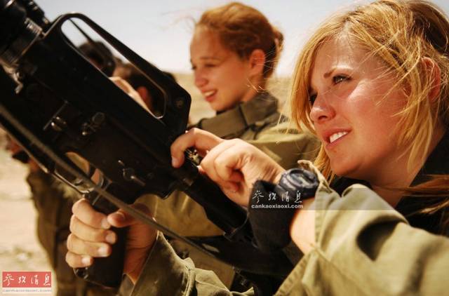 图为以色列海军女兵与巡逻艇合影.