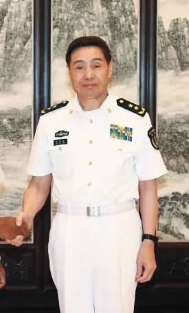 曾任北京军区副司令员,中部战区司令员等职.