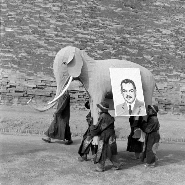 1948年蒋介石为美总统选举助威,举条幅北平游行