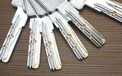 锡纸开锁需要借助专门的锡纸工具,由于锡纸的韧性在锁体内能随着弹子
