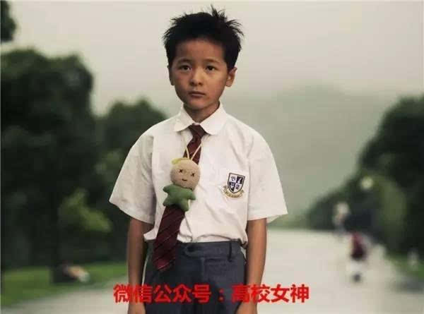 年仅9岁的徐娇在电影《长江七号》中与星爷戏份差不多平起平坐,她可爱