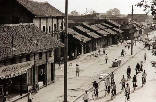 60年代成都市中心临街居民住着瓦房