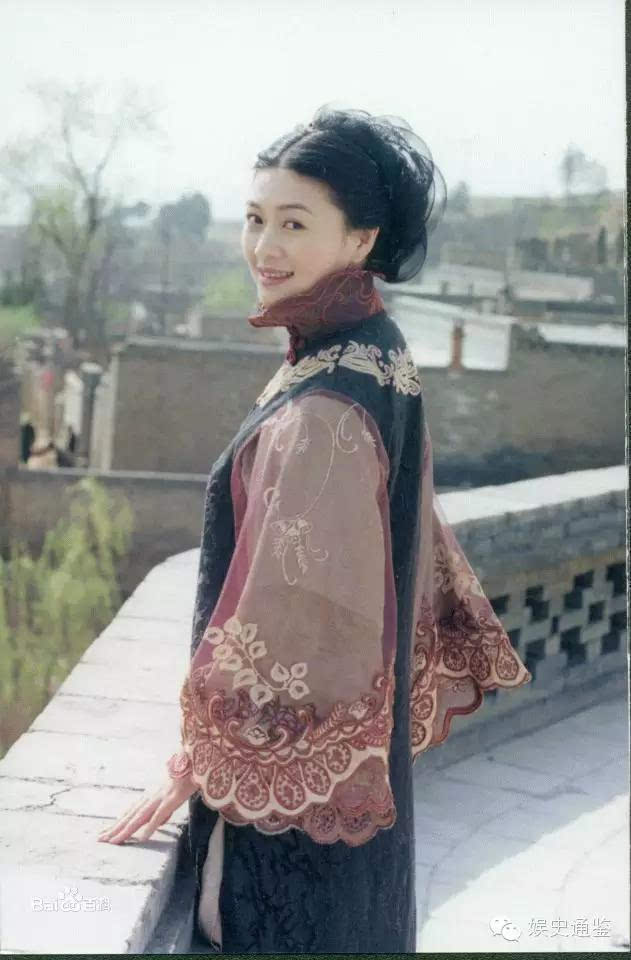2003年的《关中匪事》里,田海蓉也是一身民国装扮,很是动人.
