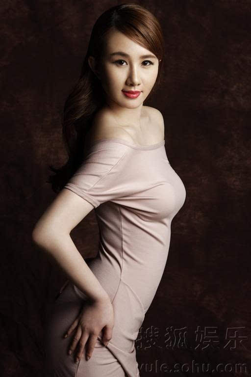 《十大冤案》中,孟瑶出演灵芝公主,抛弃原有性感惹火的形象,女扮男装