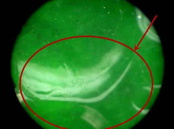 显微镜下的镀膜翡翠表面