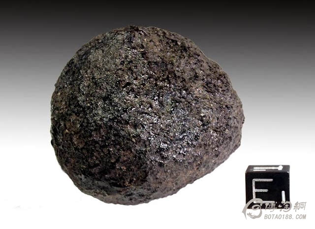 铁陨石结构上也有不同,如方陨铁在光面上具有平行条纹(牛曼条纹)