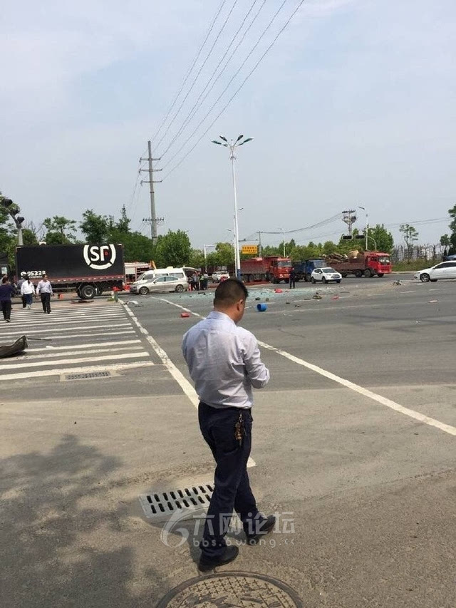 六安寿春路发生特大交通事故,一人当场死亡