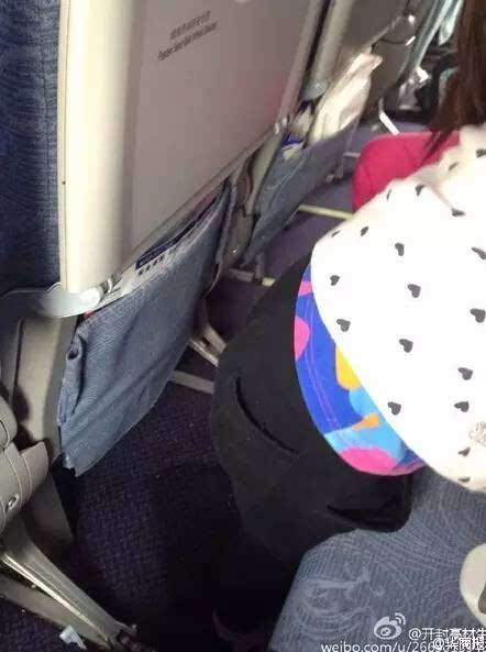 飞机上奶奶当众让女孩脱裤子尿尿…到底该骂谁?