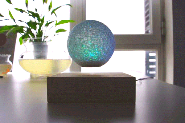 水晶灯的球体采用镂空的设计,它能悬浮在空中并且缓慢的转动,旋转的