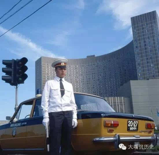 80年代有一段时间我们的警察也是白色制服,不知道是不是学苏联的.