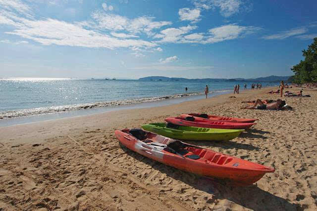 奥南海滩是来甲米游客的首选,因为他是甲米最著名也是最热闹的海滩