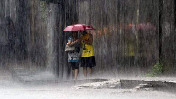 这对恩爱的夫妻在雨中浪漫的避雨,不离不弃,恩爱有加.