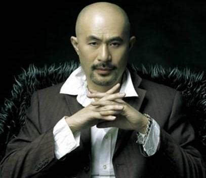 长着一脸恶人外貌的徐锦江是电影里"恶人"的专业户,让大家印象最深的