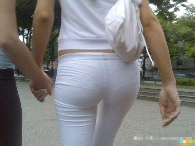 选白裤子时还是看看它的材质吧,内裤都露出来了