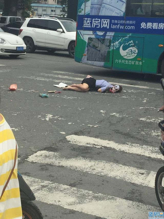 福州宝龙广场前发生车祸 一女子当场死亡(图)