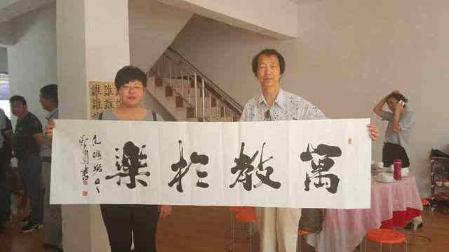 著名书法家刘宏(右)展示作品