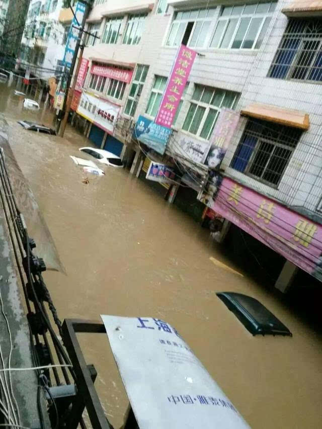 贵州织金县昨晚遭遇特大洪水,县城内涝严重