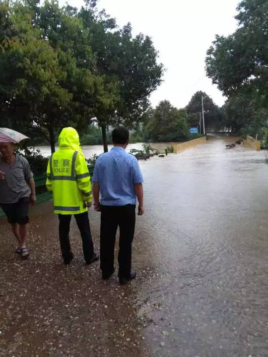 雨再大,也不怕,因为在您身边有这样一群雨中警察.