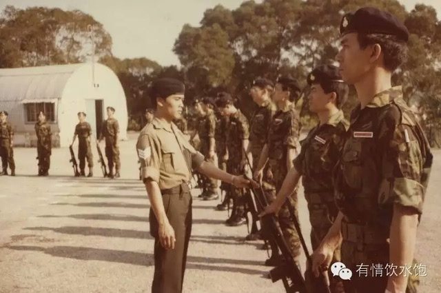 在英军战败投降前,近1000名华人及混血儿士兵被要求脱去军装,混入平民