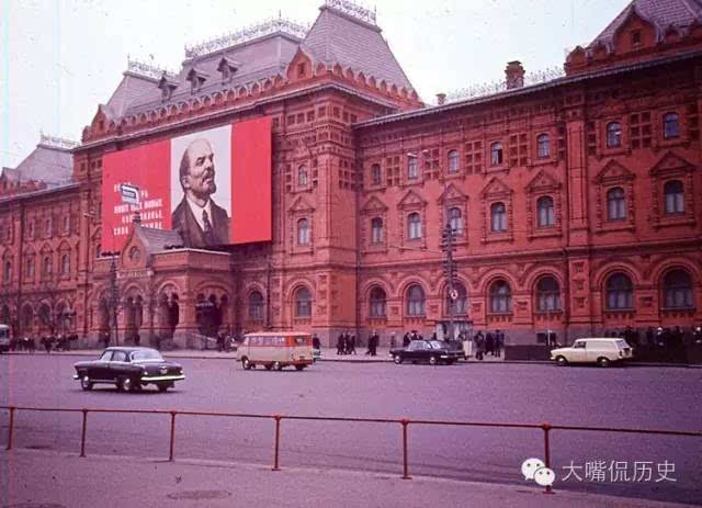 70年代苏联莫斯科的大街上仍能看到列宁的巨幅画像.