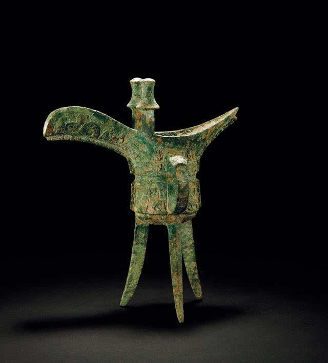 距今4000多年前,相当于尧舜禹传说的时代,中国人就开始制造使用青铜器