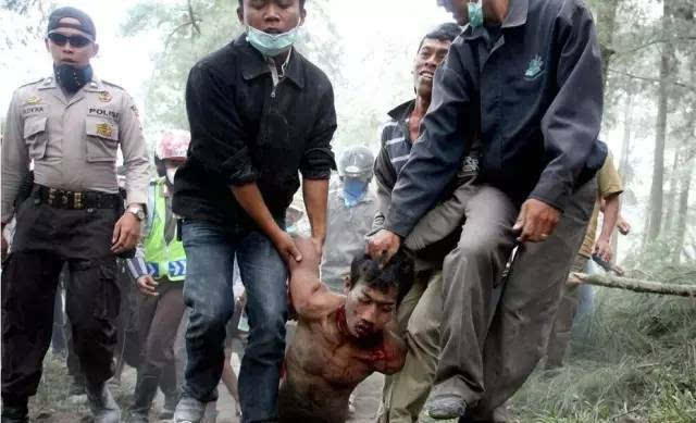 " 特1998 年 5 月 13 日至 15 日,印尼暴徒高喊 " 宰了中国人,烧死