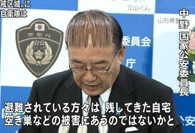 比如上图的条形码发型,就是出自日本政府某官员的地中海发型