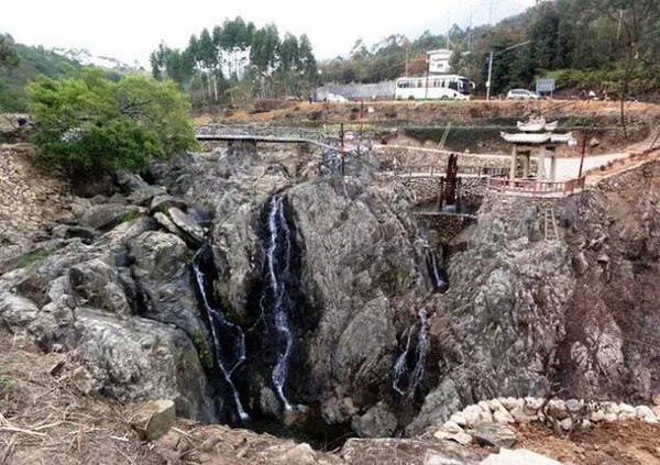 改造后的金钟潭景区,游客们尽情徜徉于山水间.