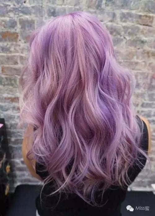 渐变的粉紫色头发层次感会更强和更个性一些 ▼