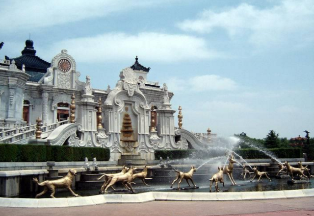 1760年,又在长春园北端,按欧洲巴洛克形式建成大水法十景,俗称西洋楼.