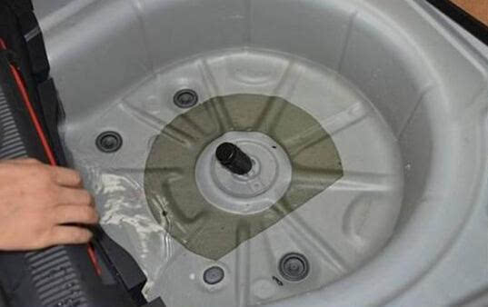 如果车辆涉水深度达到备胎位置时,积水就可能通过排气孔进入后备箱