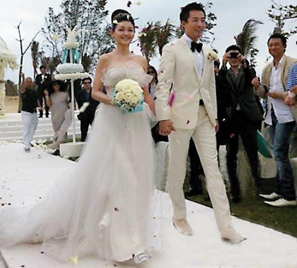 大s在婚礼上,选择了rv的白色防水台高跟水晶方扣鞋.