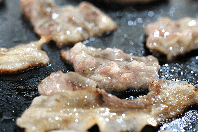 牛扒冒着一丝醇香气味,弹力十足! 「 五花肉 streaky pork 」