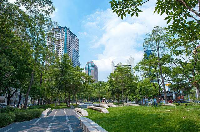 草悟道,这是台中市中心一整段带状的绿化园道,因设计上有"行草悟道"的