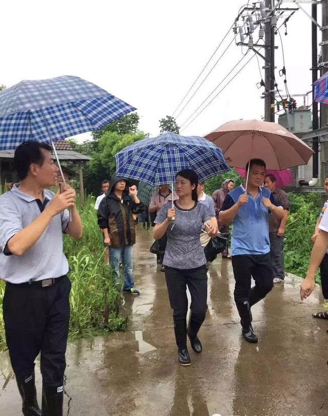 巾帼力量 当阳妇女抗洪抢险顶起"半边天 本网讯(通讯员朱丹,刘莉娟