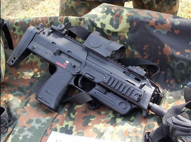 mp7和原型pdw的外观区别最明显的是枪托底板的外形;另外机匣顶部为一