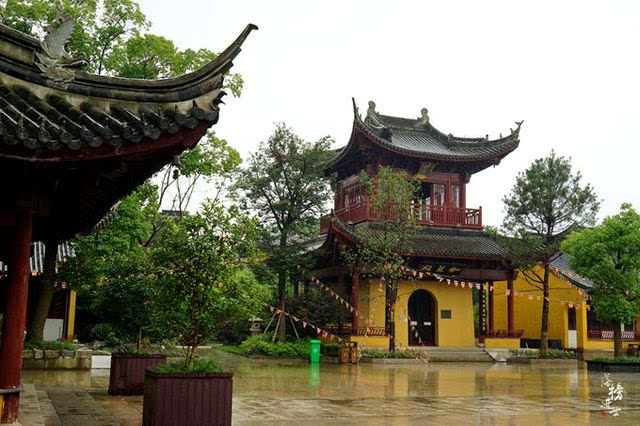 雨中的寺院禅寺非常幽静,寺庙中的建筑在雨水中也有了画一般的倒影.