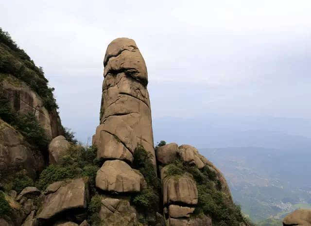 人文景观:灵山历史悠久,钟灵毓秀的自然环境哺育了灵山人,沉积了丰厚