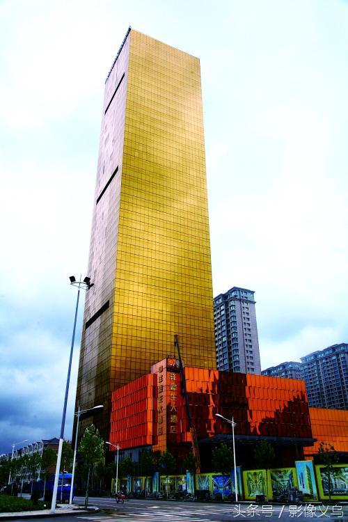 江苏南通市海安县人民广场西侧新建的一幢外形酷似"金砖"的建筑格外引
